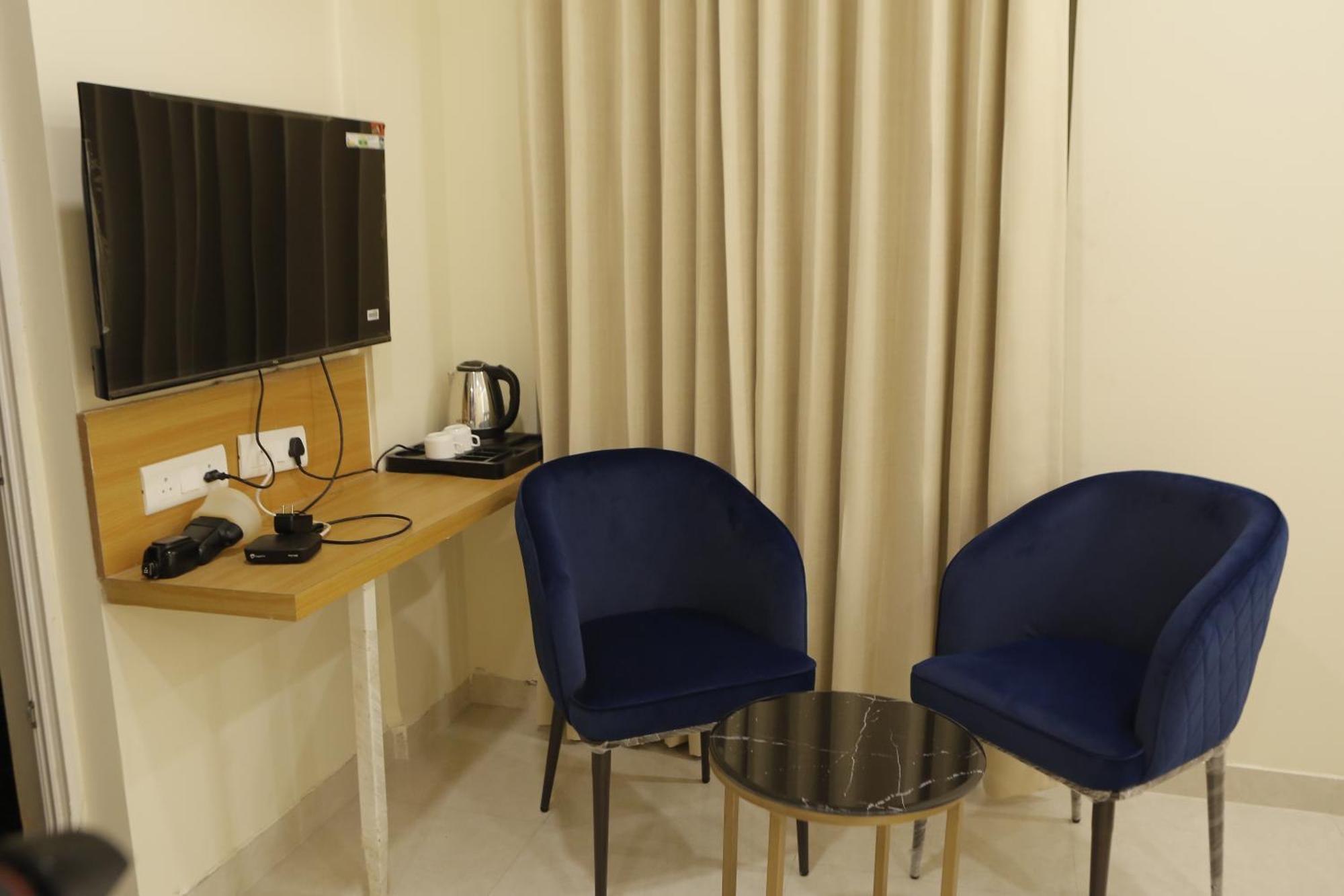 The Blue Vista Hotel Grander Noida Exterior foto